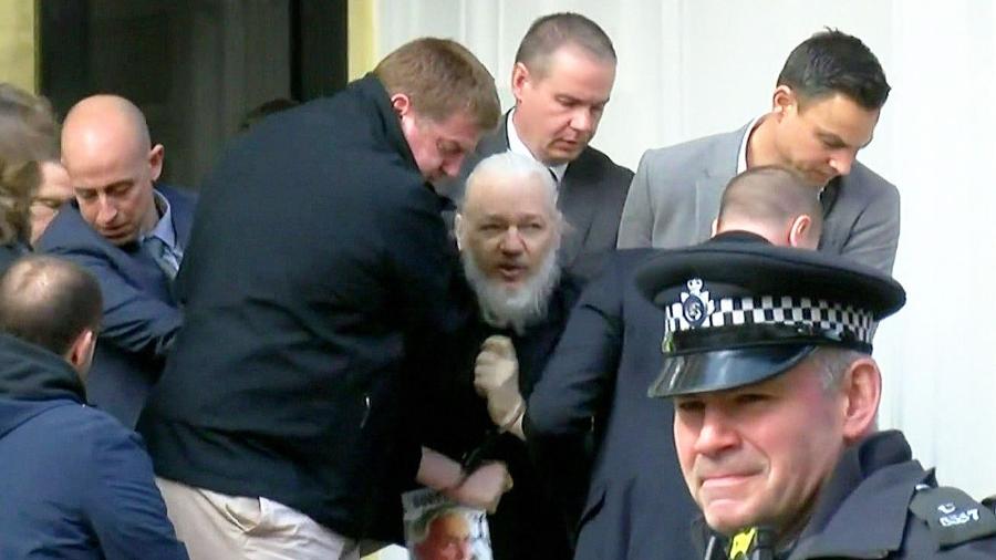 Fundador do WikiLeaks, Julian Assange, durante prisão na embaixada do Equador em Londres - Reprodução/Ruptly