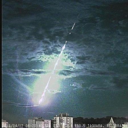 Meteoro iluminou o céu na região metropolitana de Porto Alegre - Bramon/Reprodução