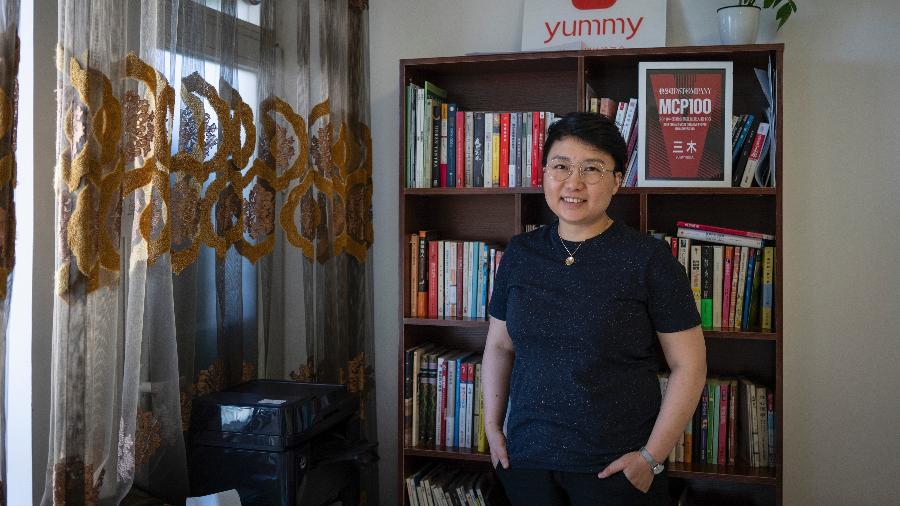 Zhao Jing, também conhecida como Sanmu, fundadora da Yummy, uma empresa chinesa que vende brinquedos para adultos e oferece educação sexual, em seu escritório em Pequim. - Yan Cong/The New York Times