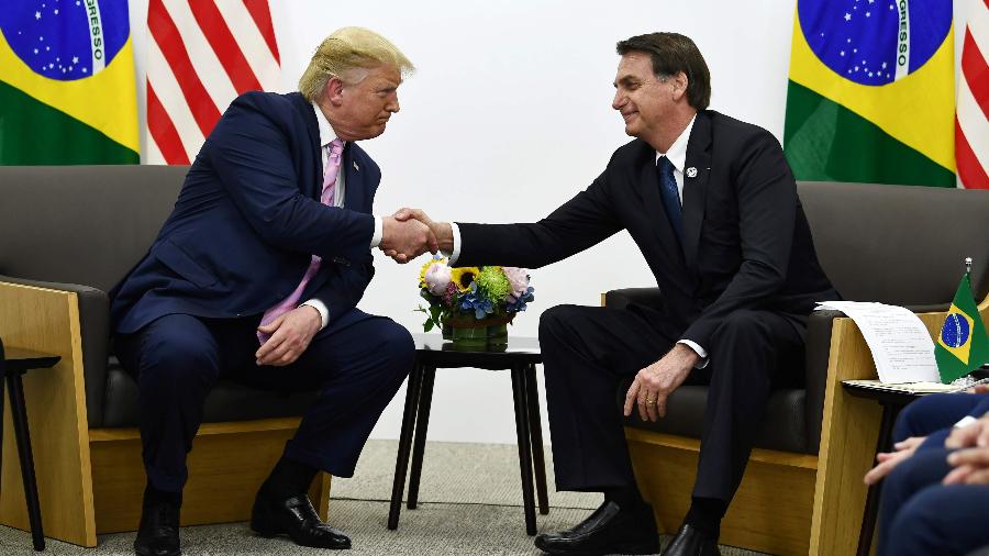 O presidente Jair Bolsonaro (à dir.) se encontra com Donald Trump, no G20, em junho de 2019 - Brendan Smialowski/AFP