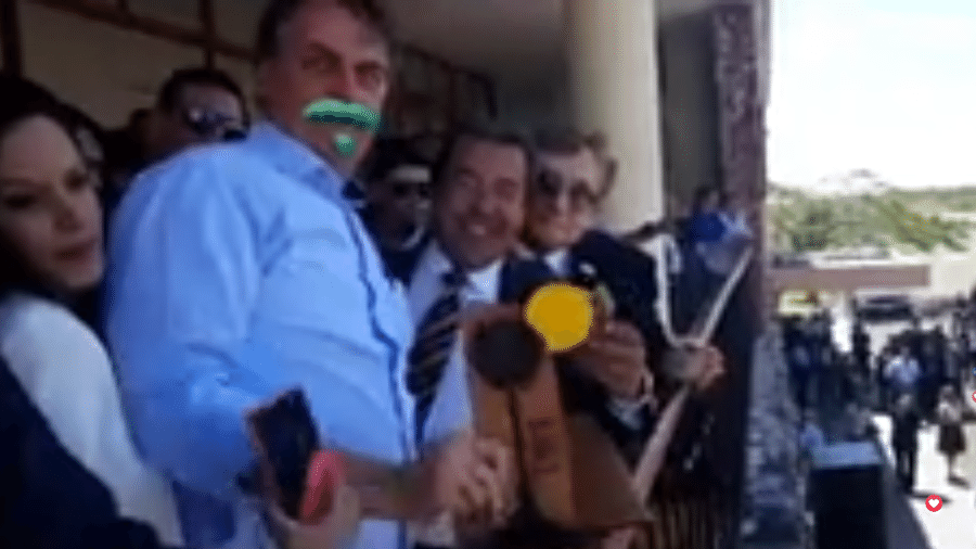 Bolsonaro com bigode em live no Facebook - Reprodução/Facebook