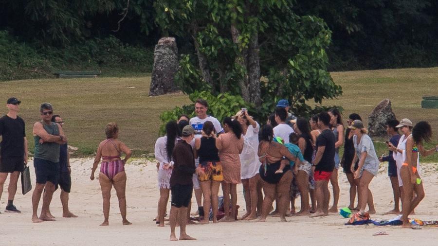 No final de 2019, o presidente Jair Bolsonaro passou as férias  na praia da Base Naval de Aratu, em Salvador, na Bahia - Eduardo Anizelli/ Folhapress
