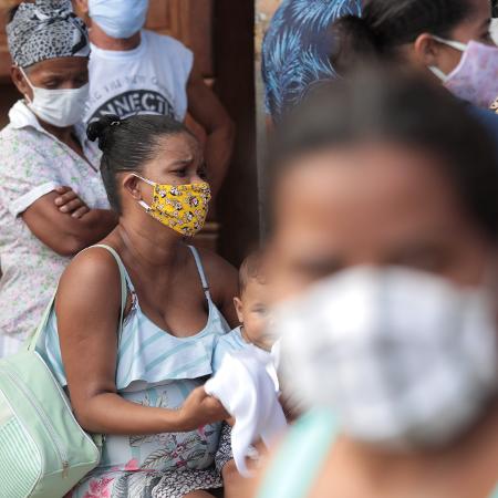29/04/2020 - Pessoas usando máscaras de proteção formam enorme fila em frente à agência da Caixa, em Recife, para tentar resgatar o auxílio - Bruno Campos/JC Imagem/Estadão Conteúdo