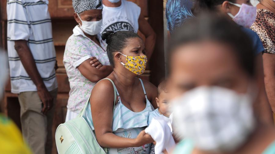 29/04/2020 - Pessoas usando máscaras de proteção formam enorme fila em frente à agência da Caixa em PE - Bruno Campos/JC Imagem/Estadão Conteúdo