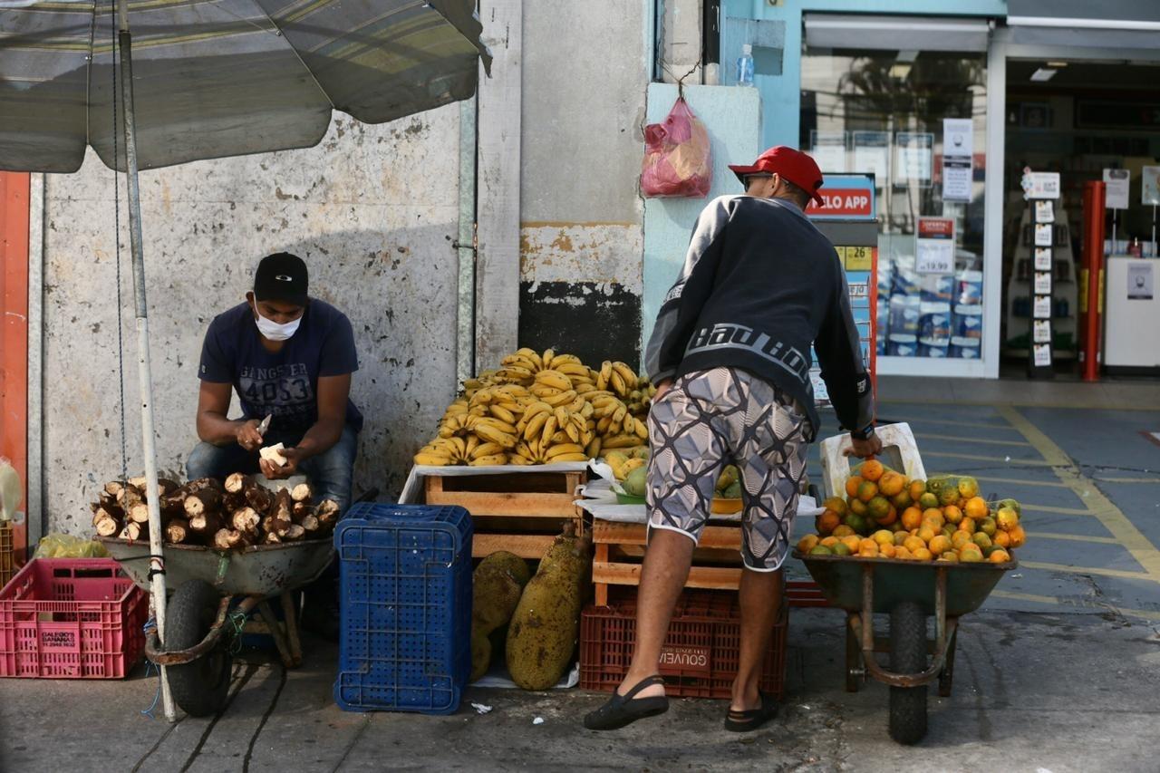 Comerciantes montaram suas barracas no Brás como se fosse um dia de normal e havia clientela - Ricardo Matsukawa/UOL