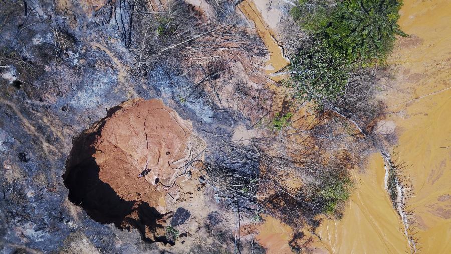 Vista aérea de garimpo na Amazônia; região vem sofrendo com queimadas - 