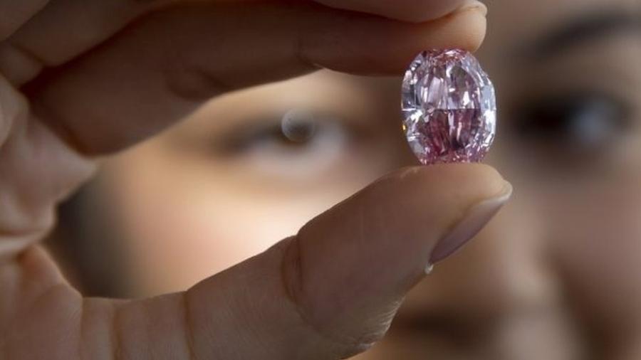 O diamante Espírito da Rosa de 14 quilates foi batizado com o nome de um balé - EPA