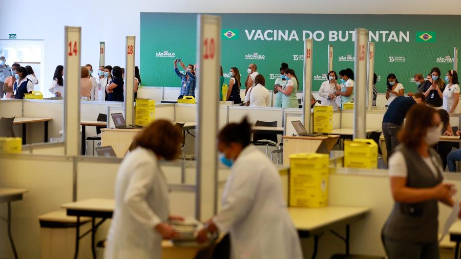 18.jan.2021 - Profissionais de saúde do Hospital das Clínicas de SP são vacinados com a vacina CoronaVac no Centro de Convenções Rebouças, em São Paulo - Marcelo Justo/UOL