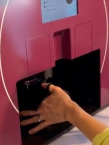 Robô manicure que pinta unhas em 10 minutos vira febre no TikTok