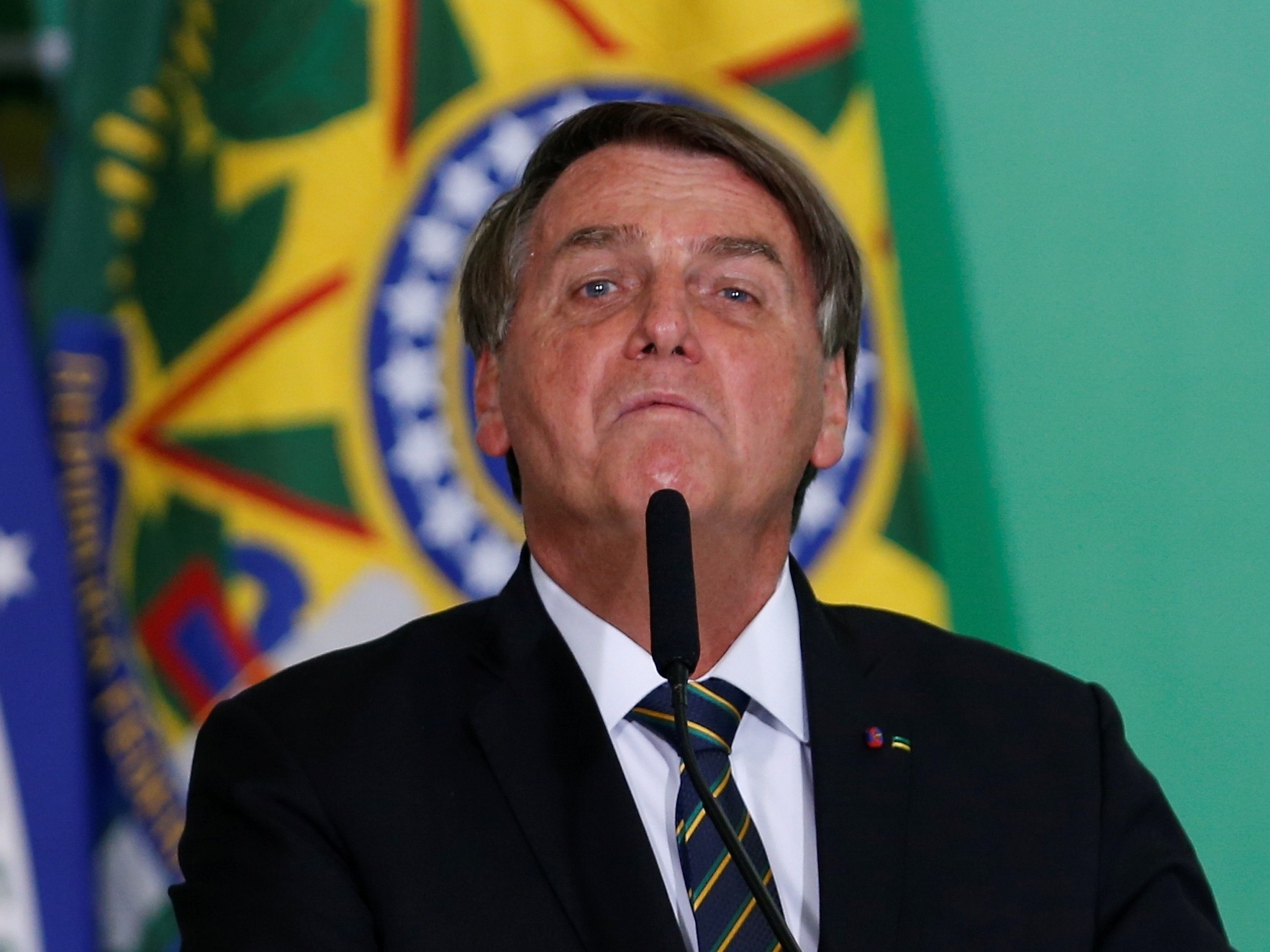 Para despistar corrupção, Bolsonaro ameaça golpe eleitoral