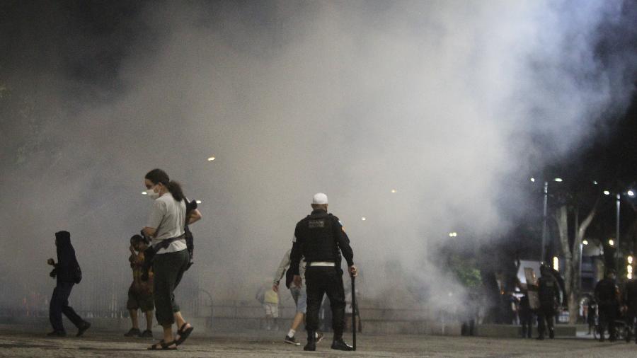 Policiais militares dispersam manifestantes durante ato contra o governo do presidente Jair Bolsonaro no centro do Rio de Janeiro - JOAO GABRIEL ALVES/ESTADÃO CONTEÚDO