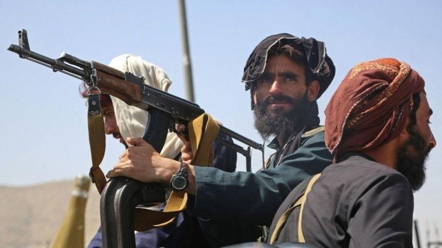 Com a retirada de tropas americanas e internacionais em junho, o Taleban rapidamente tomou o Afeganistão - Getty Imagens