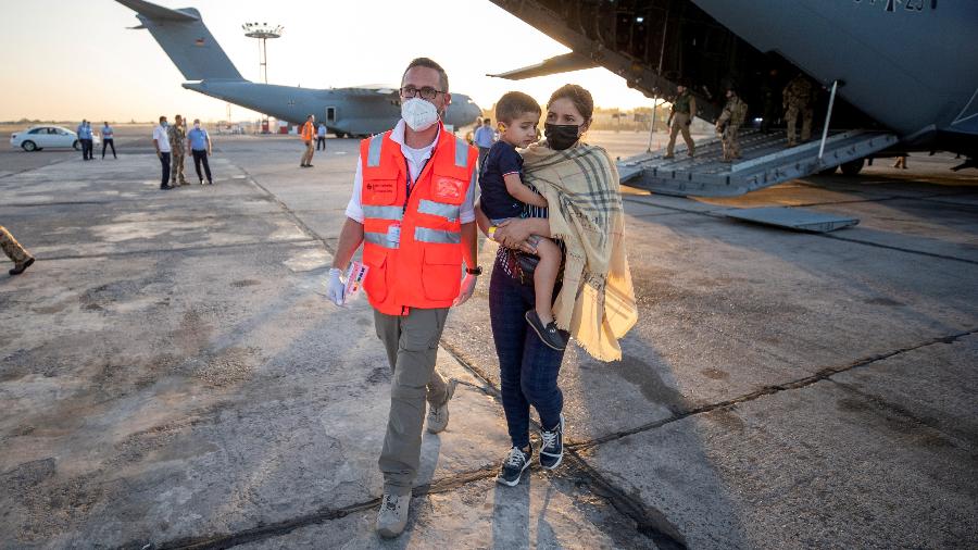 Afegãos chegam à Alemanha após deixarem o país - Marc Tessensohn/Twitter @Bw_Einsatz/Via Reuters