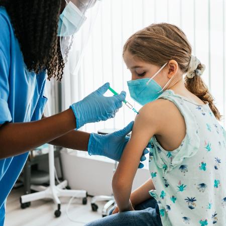 Criança é vacinada contra a covid-19. - Getty Images