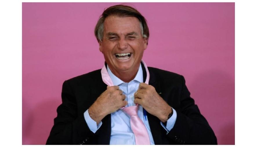 Bolsonaro usa gravata rosa no Dia Internacional da Mulher numa tentativa de homenagem... No discurso, disse que as mulheres estão “praticamente integradas à sociedade”. Nesse caso, foi uma tentativa de elogio - Ueslei Marcelino/Folhapress