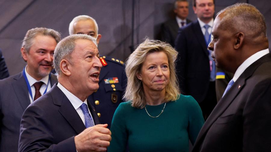 16.mar.2022 - O ministro da Defesa da Turquia, Hulusi Akar, a ministro da Defesa holandesa, Kajsa Ollongren, e o secretário de Defesa dos EUA, Lloyd Austin, participam da reunião dos Ministros da Defesa da OTAN em Bruxelas, Bélgica - Johanna Geron/Reuters