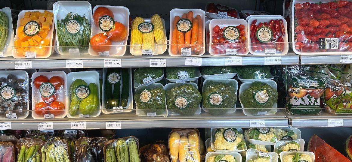 21.mar.2022 - Bandejas de legumes, verduras e frutas no supermercado St. Marche, em unidade de bairro nobre na zona sul de São Paulo - Vinícius de Oliveira/UOL