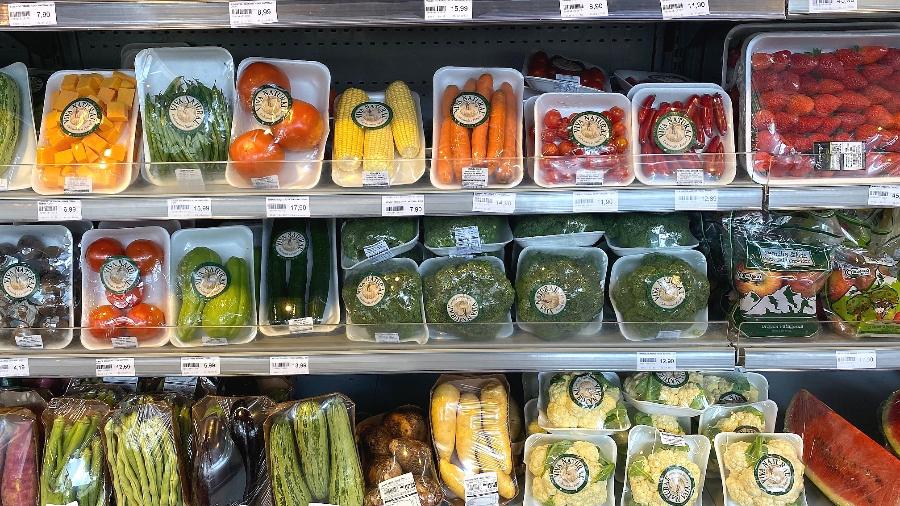 Bandejas de legumes, verduras e frutas no supermercado St. Marche, em unidade de bairro nobre na zona sul de São Paulo - Vinícius de Oliveira/UOL