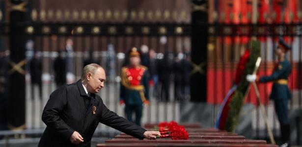 9.mai.2022 - O presidente russo, Vladimir Putin, deposita flores no túmulo do Soldado Desconhecido durante a cerimônia, em Moscou, do Dia da Vitória, que marca os 77 anos do fim da Segunda Guerra Mundial
