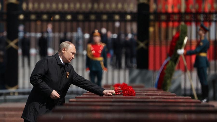 9.mai.2022 - O presidente russo, Vladimir Putin, deposita flores no túmulo do Soldado Desconhecido durante a cerimônia, em Moscou, do Dia da Vitória, que marca os 77 anos do fim da Segunda Guerra Mundial - Anton Novoderzhkin/Sputnik/Reuters
