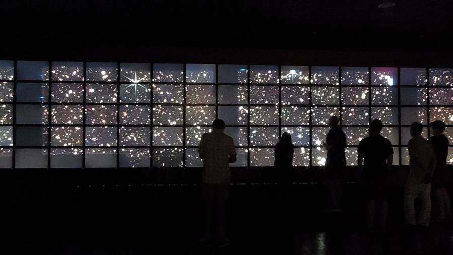 Cientistas e convidados da CEERS observam mosaico de 690 quadros que compõem a maior imagem já realizada pelo telescópio espacial James Webb - R. Larson/CEERS