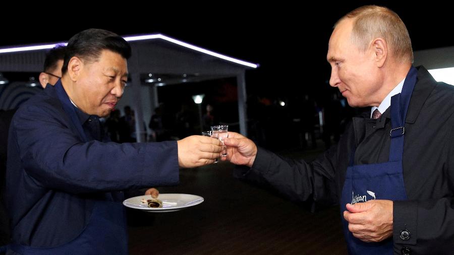 Xi Jinping e Vladimir Putin em encontro durante o Fórum Econômico Oriental, em 2018 - Sergei Bobylev/TASS Host Photo Agency/via REUTERS