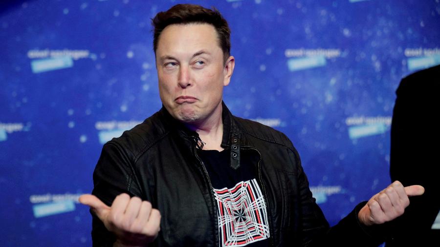 Elon Musk, dono da Tesla e da SpaceX, acena ao chegar no tapete vermelho em evento em Berlim, na Alemanha, em dezembro de 2020 - Hannibal Hanschke/Reuters