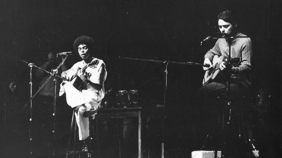 11.mai.1973 - Gilberto Gil e Chico Buarque se apresentam o Anhembi, em São Paulo - Claudine Petroli/Estadão Conteúdo