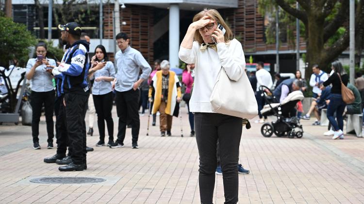 17.ago.2023 - Uma mulher fala ao celular enquanto permanece na rua após um terremoto em Bogotá