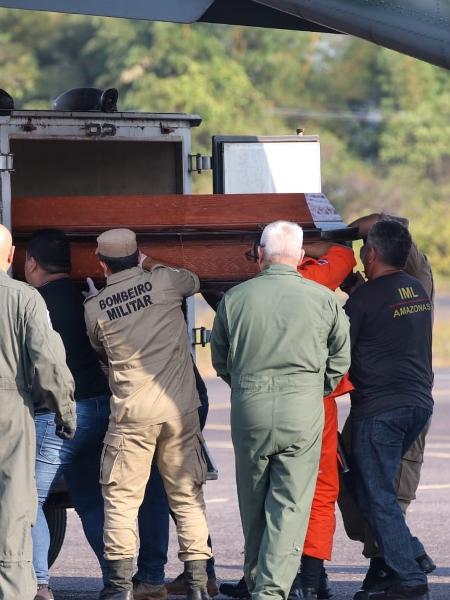 Corpos de vítima de acidente aéreo chegam a Manaus para identificação