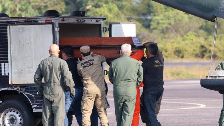 Corpos de vítimas de acidente aéreo chegam a Manaus para identificação