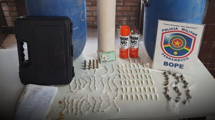 Operação do Bope na comunidade de Salinas, em Porto de Galinhas (PE), em abril de 2022: caderno, drogas e armas apreendidos