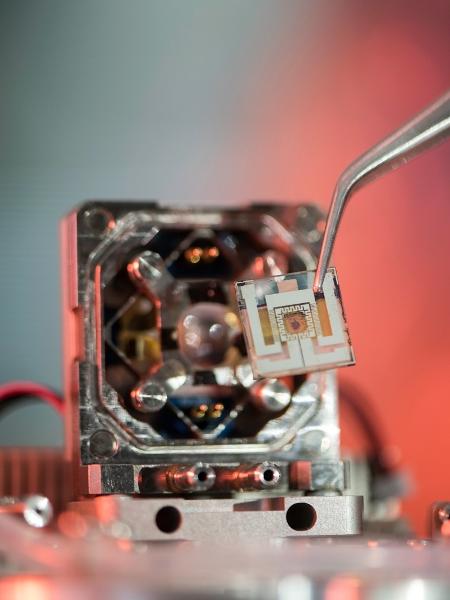 Célula de perovskita em preparação para realização de ensaios no acelerador de partículas Sirius, que buscam entender o funcionamento do dispositivo
