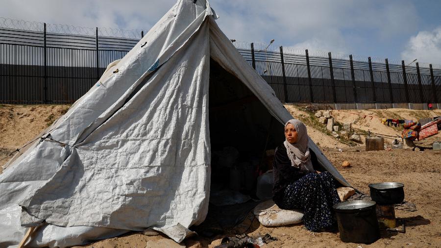 Mulher em barraca em Rafah, sul de Gaza
