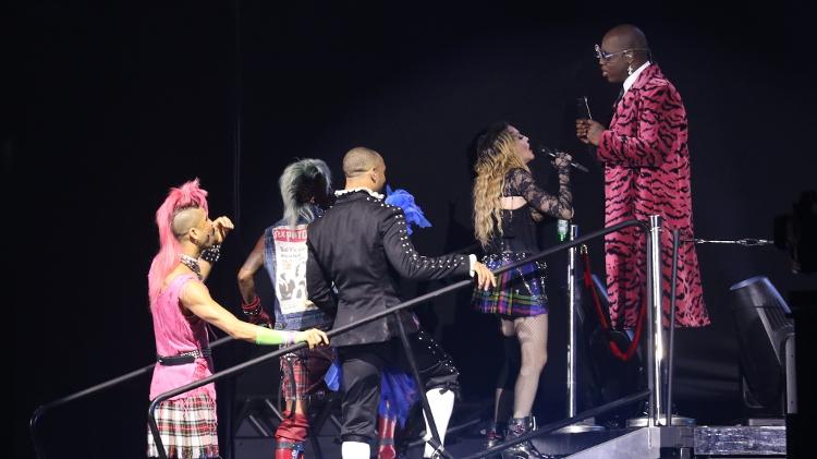 Com os bailarinos, Madonna recria mais um momento de sua carreira 
