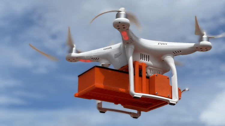 Um drone pequeno tem capacidade de fazer a soltura de 17 mil insetos por voo, durante dez minutos em uma área de 100 mil metros quadrados