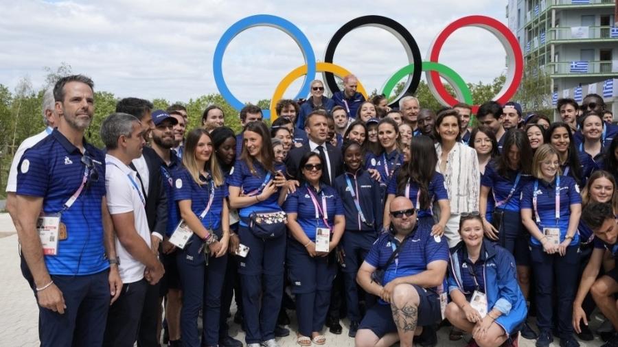 O presidente francês, Emmanuel Macron, e a ministra francesa dos Esportes e Olimpíadas, Amelie Oudea-Castera, visitam a Vila Olímpica, em Paris