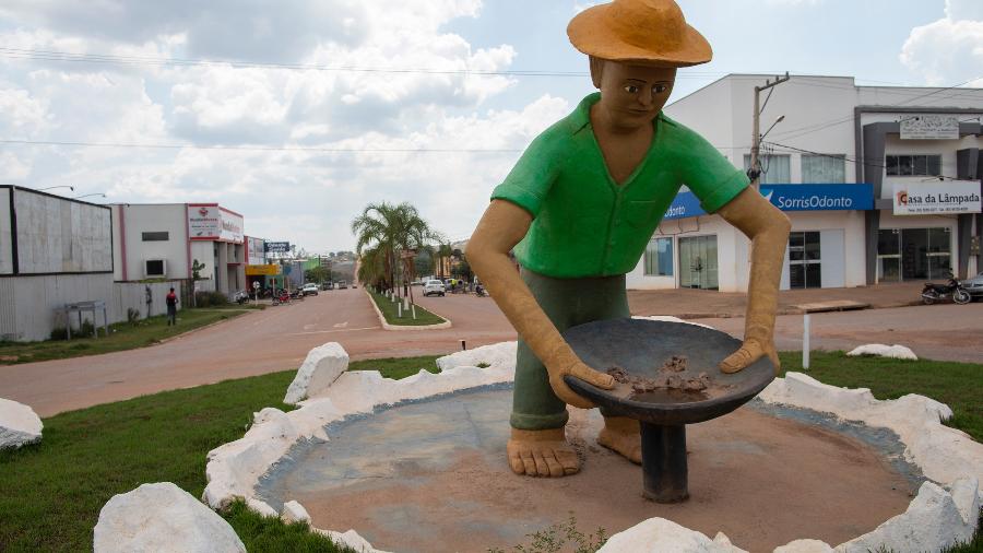 Estátua de garimpeiro na principal avenida de Novo Progresso