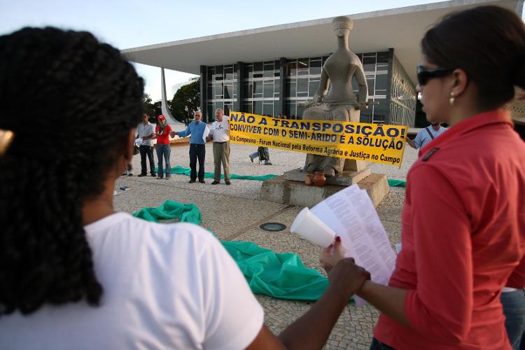 2007: grupo faz protesto em apoio ao frei Dom Luiz Cappio, que fazia greve de fome contra a transposição do Rio São Francisco