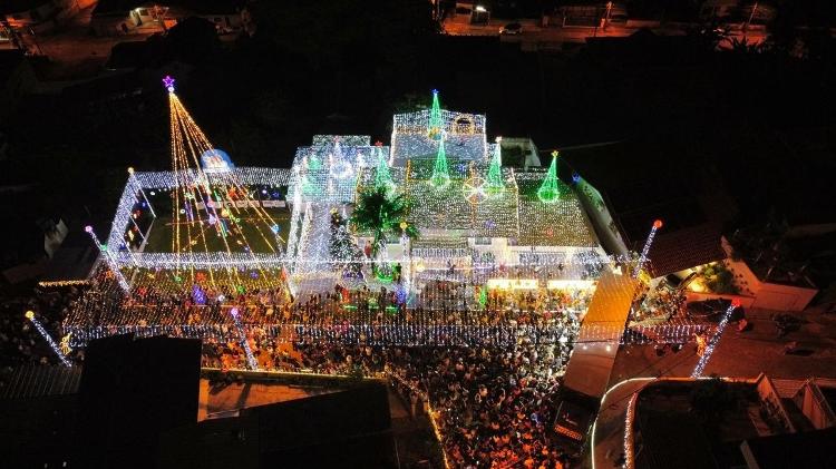 Visão aérea da casa à noite, em Blumenau (SC)