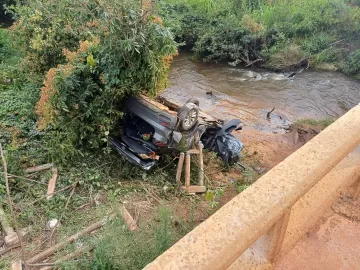 Carro com ministro do TST cai de ponte em rodovia, em Goiás