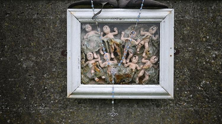 Uma vala coletiva foi encontrada com os restos de 796 bebês e crianças de até três anos, enterrados em um antigo tanque de esgoto
