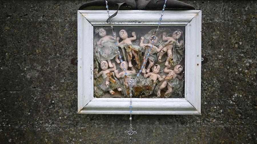 Uma vala coletiva foi encontrada com os restos de 796 bebês e crianças de até três anos, enterrados em um antigo tanque de esgoto Uma vala coletiva foi encontrada com os restos de 796 bebês e crianças de até três anos, enterrados em um antigo tanque de esgoto