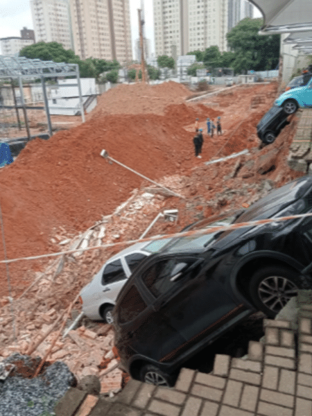 Obra da prefeitura abre cratera, engole carros e causa transtornos na Mooca