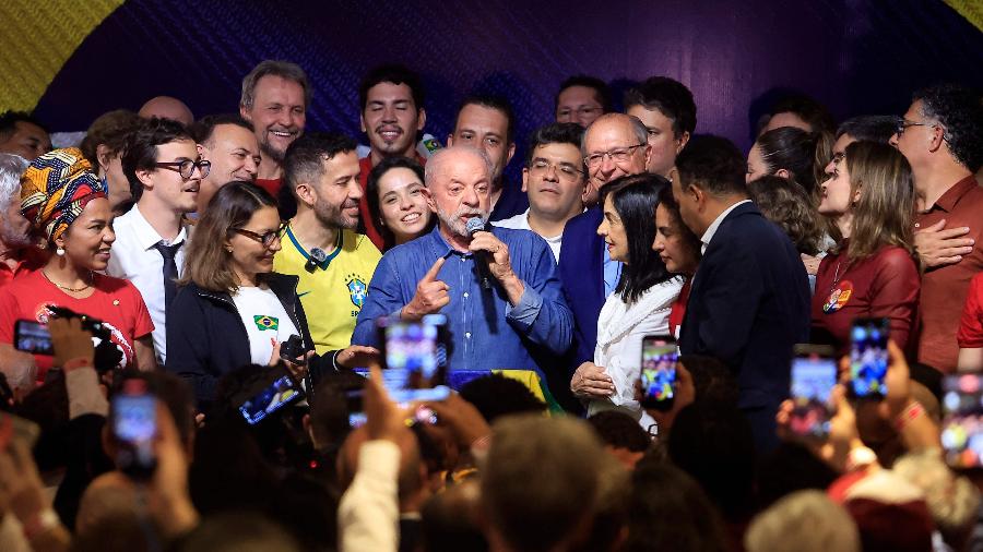 O presidente Lula discursa cercado de aliados após a histórica virada no segundo turno