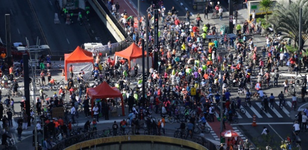 Ciclistas se reúnem antes da inauguração da ciclovia da avenida Paulista, em São Paulo - Nelson Antoine/Frame/Estadão Conteúdo