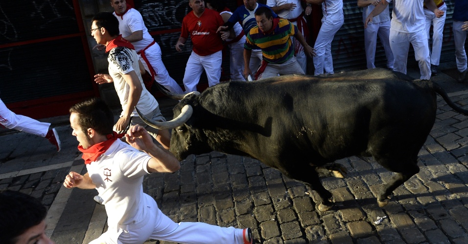 Corrida de touros tradicional na Espanha deixa seis feridos e lota as ruas  de cidade