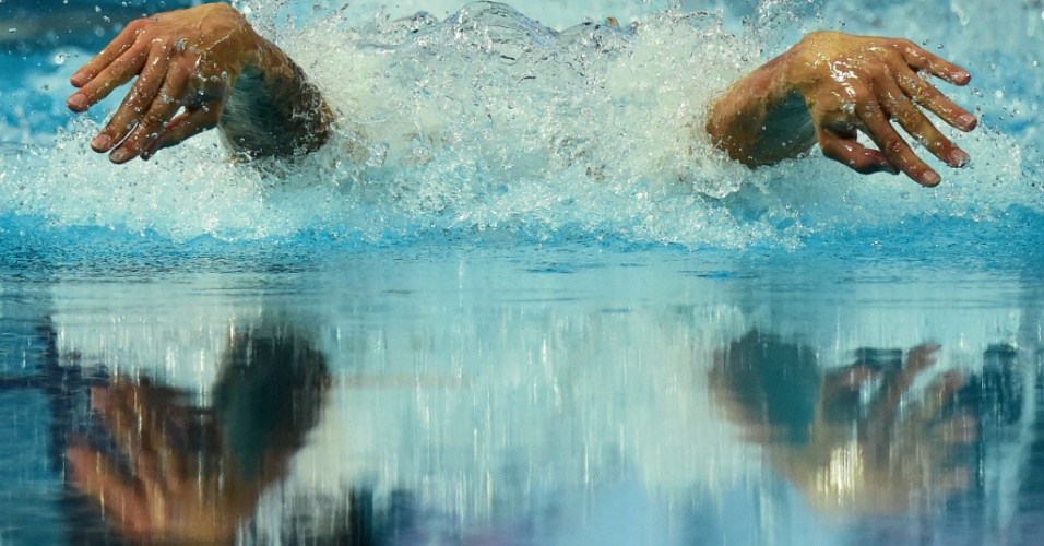 04.ago.2015 - As mãos do nadador sul africano Chad Les Clos competindo na semifinal dos 200 metros borboleta, durante o Campeonato Mundial de Natação Kazan 2015, na Rússia