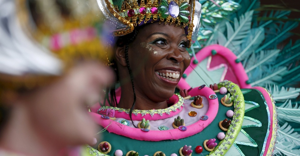31.ago.2015 - Uma passista dança no carnaval de Notting Hill em Londres, no Reino Unido