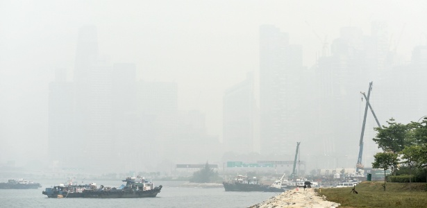 24.set.2015 - Prédios localizados no distrito comercial de Cingapura são cobertos por nuvem de poluição - Roslan Rahman/AFP